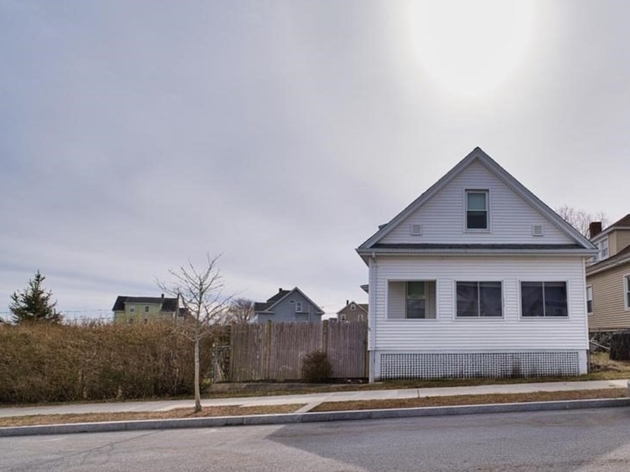 18 Bliss, Dartmouth, Massachusetts, 5 Bedrooms Bedrooms, 10 Rooms Rooms,2 BathroomsBathrooms,Residential Income,For Sale,Bliss,73489455