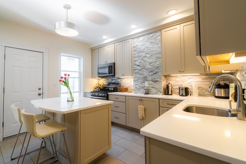 4 Hardwick St, Cambridge, Massachusetts, 3 Bedrooms Bedrooms, 5 Rooms Rooms,1 BathroomBathrooms,Residential Lease,For Rent,Hardwick St,73489506