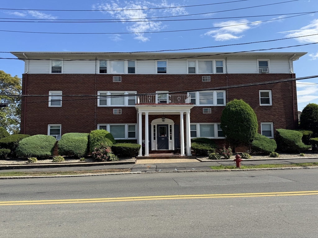 100 Magnolia Ave, Lynn, Massachusetts, 1 Bedroom Bedrooms, 3 Rooms Rooms,1 BathroomBathrooms,Residential,For Sale,Magnolia Ave,73419170