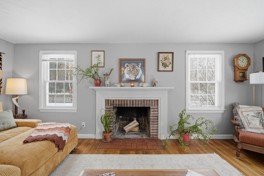 357 Maple Rd, Longmeadow, Massachusetts, 3 Bedrooms Bedrooms, 6 Rooms Rooms,1 BathroomBathrooms,Residential,For Sale,Maple Rd,73489531