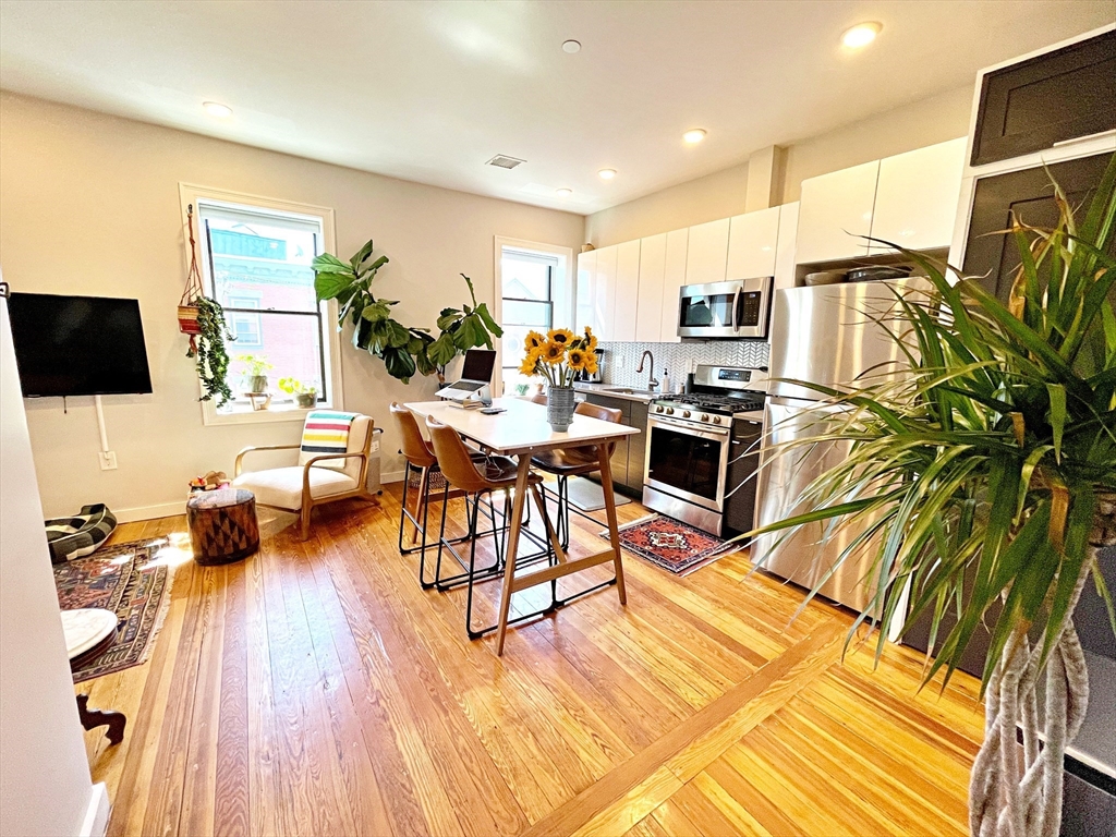 64 Frankfort St, Boston, Massachusetts, 2 Bedrooms Bedrooms, 4 Rooms Rooms,1 BathroomBathrooms,Residential Lease,For Rent,Frankfort St,73489597