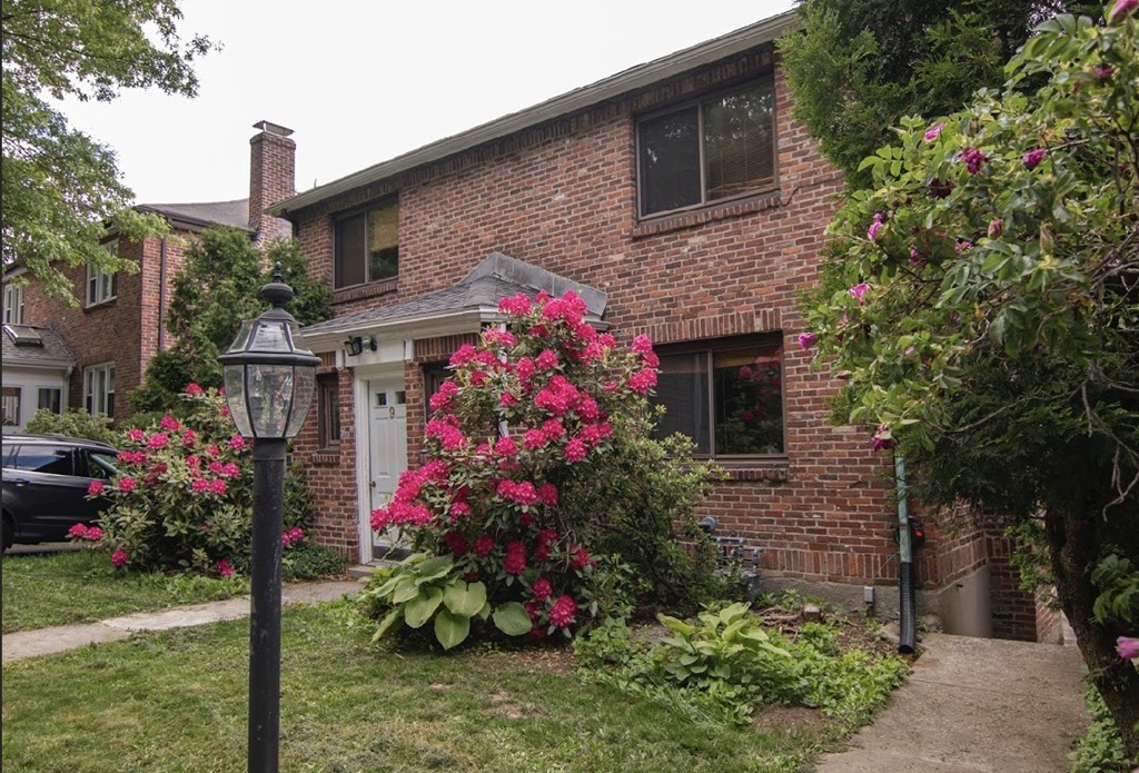 9 Reservoir Road, Brookline, Massachusetts, 3 Bedrooms Bedrooms, 6 Rooms Rooms,2 BathroomsBathrooms,Residential Lease,For Rent,Reservoir Road,73489624
