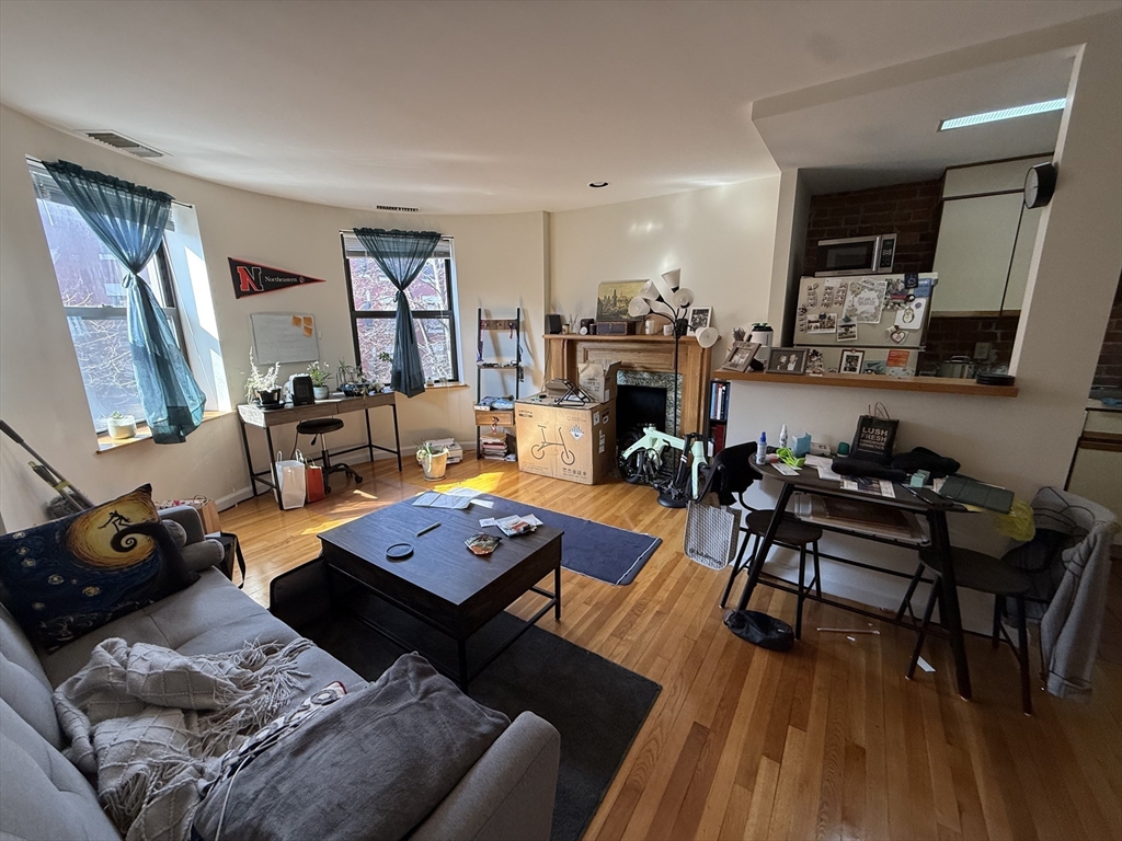 87 Gainsborough St., Boston, Massachusetts, 1 Bedroom Bedrooms, 4 Rooms Rooms,1 BathroomBathrooms,Residential Lease,For Rent,Gainsborough St.,73489663