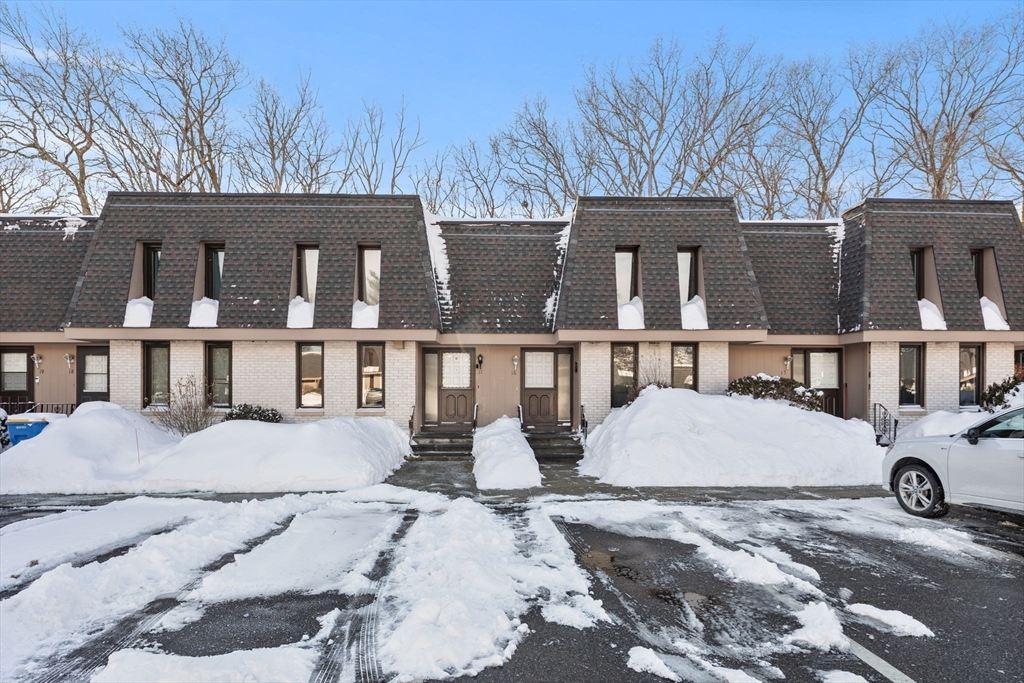 16 Grove Sq, Randolph, Massachusetts, 2 Bedrooms Bedrooms, 5 Rooms Rooms,1.5 BathroomsBathrooms,Residential,For Sale,Grove Sq,73472504