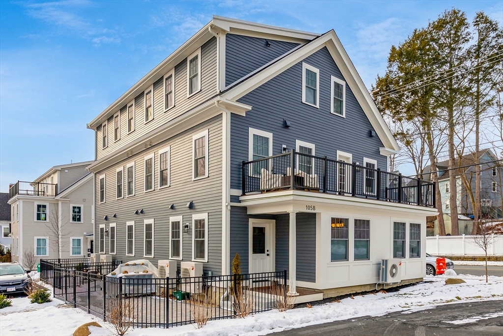 105 Market Street, Amesbury, Massachusetts, 2 Bedrooms Bedrooms, 9 Rooms Rooms,2 BathroomsBathrooms,Residential,For Sale,Market Street,73466658
