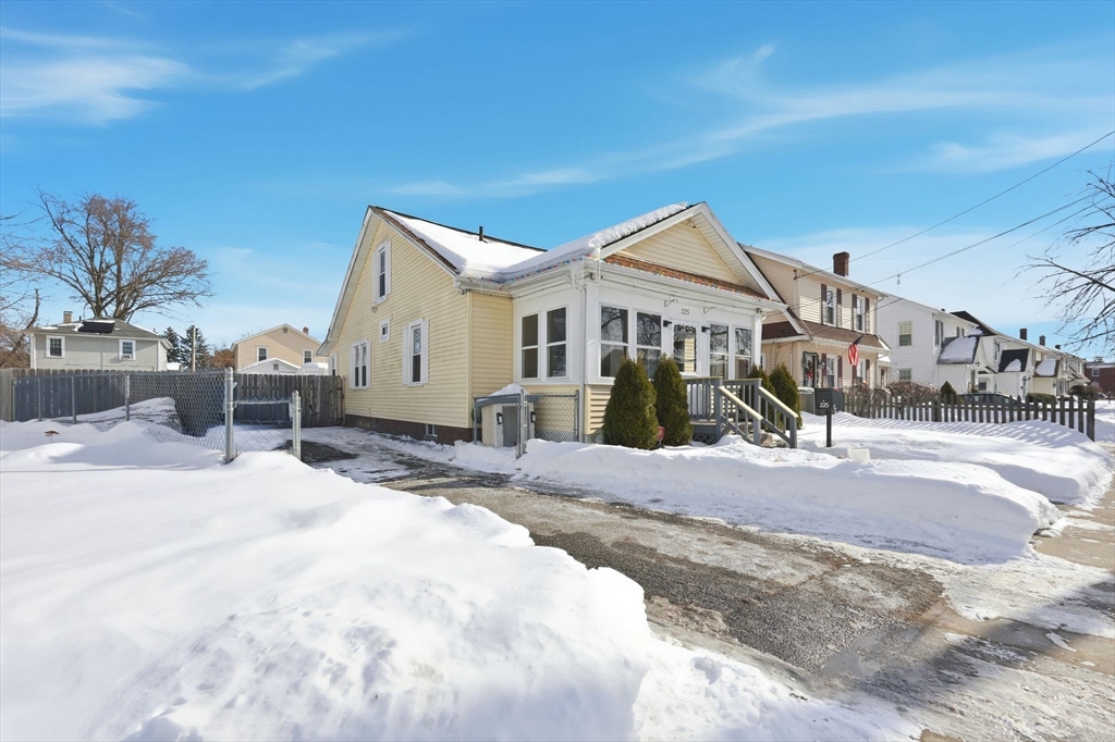225 Osborne Ter, Springfield, Massachusetts, 3 Bedrooms Bedrooms, 6 Rooms Rooms,1 BathroomBathrooms,Residential,For Sale,Osborne Ter,73476189