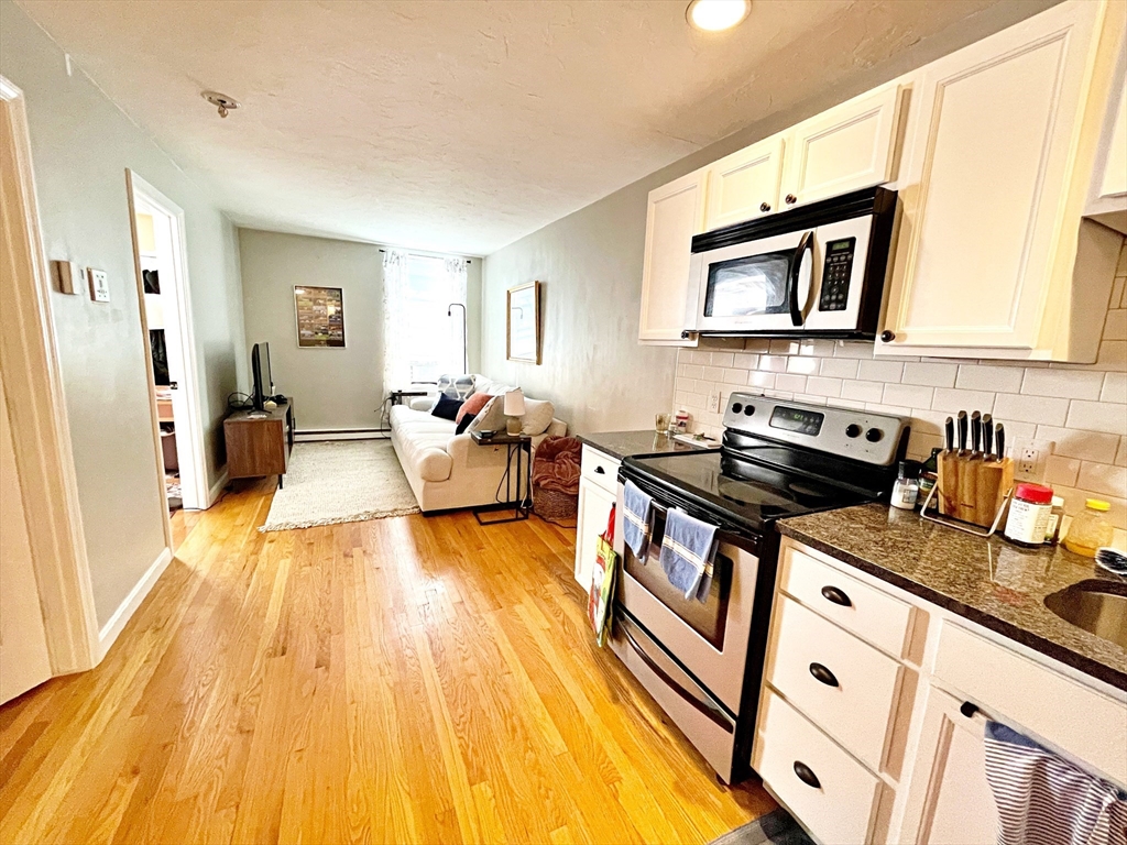 160 Cottage St, Boston, Massachusetts, 2 Bedrooms Bedrooms, 3 Rooms Rooms,1 BathroomBathrooms,Residential Lease,For Rent,Cottage St,73489703