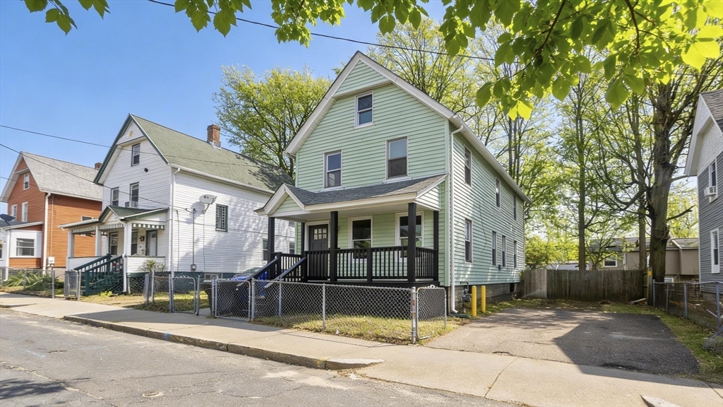 21 Chester St, Springfield, Massachusetts, 3 Bedrooms Bedrooms, 5 Rooms Rooms,1.5 BathroomsBathrooms,Residential,For Sale,Chester St,73489711