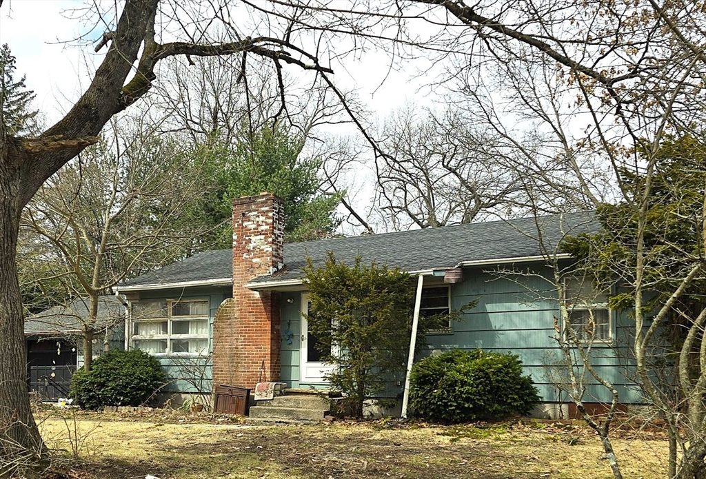 52 Bremen St, Springfield, Massachusetts, 3 Bedrooms Bedrooms, 5 Rooms Rooms,1 BathroomBathrooms,Residential,For Sale,Bremen St,73489712