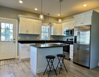 127 Bridge Street, Beverly, Massachusetts, 2 Bedrooms Bedrooms, 4 Rooms Rooms,1 BathroomBathrooms,Residential Lease,For Rent,Bridge Street,73489724