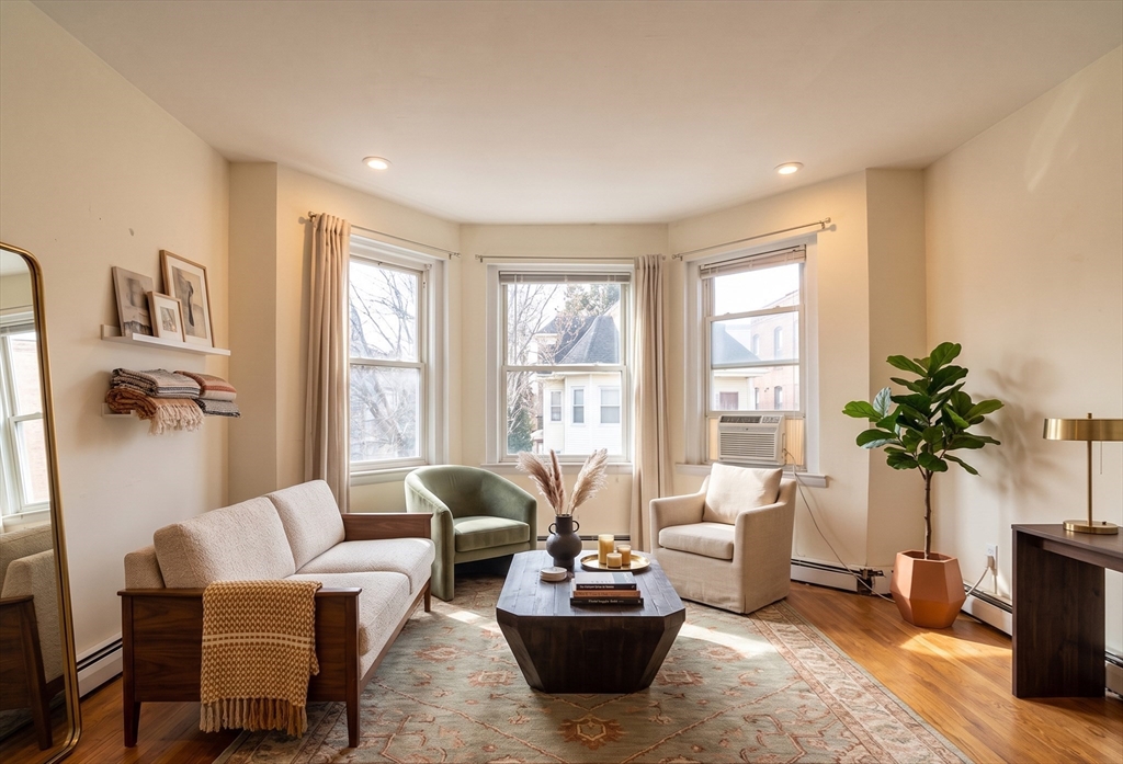 25 Chester Street, Boston, Massachusetts, 4 Bedrooms Bedrooms, 8 Rooms Rooms,1 BathroomBathrooms,Residential Lease,For Rent,Chester Street,73489777
