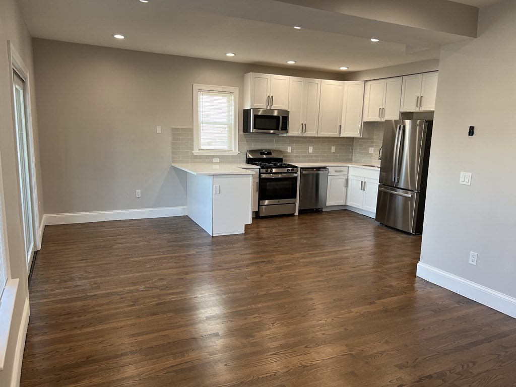 15 Washburn Street, Boston, Massachusetts, 2 Bedrooms Bedrooms, 3 Rooms Rooms,1 BathroomBathrooms,Residential Lease,For Rent,Washburn Street,73489792