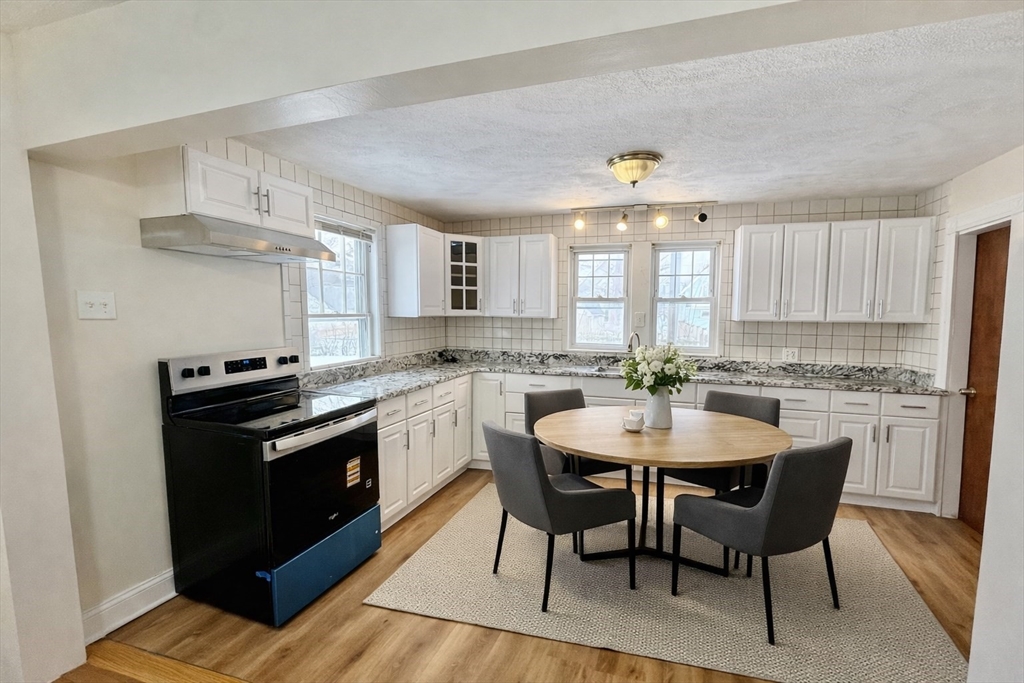 17 Kahler Ave, Milton, Massachusetts, 2 Bedrooms Bedrooms, 6 Rooms Rooms,1 BathroomBathrooms,Residential Lease,For Rent,Kahler Ave,73489812