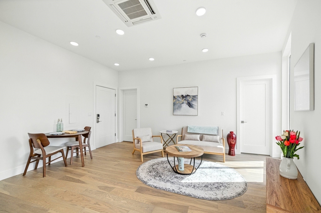 38 Hichborn, Boston, Massachusetts, 1 Bedroom Bedrooms, 2 Rooms Rooms,1 BathroomBathrooms,Residential Lease,For Rent,Hichborn,73489817