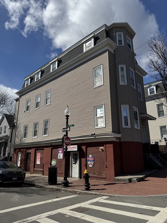 75 Putnam Street, Boston, Massachusetts, 6 Bedrooms Bedrooms, 19 Rooms Rooms,3.5 BathroomsBathrooms,Residential Income,For Sale,Putnam Street,73489820