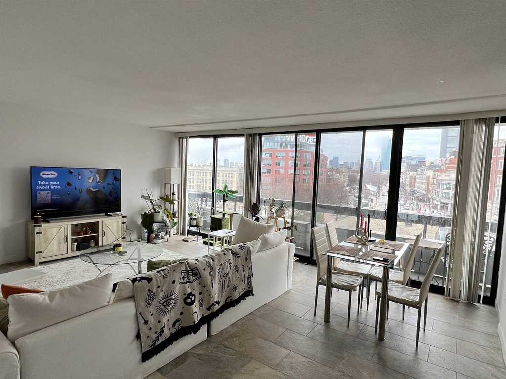 566 Commonwealth, Boston, Massachusetts, 2 Bedrooms Bedrooms, 5 Rooms Rooms,2 BathroomsBathrooms,Residential Lease,For Rent,Commonwealth,73489847