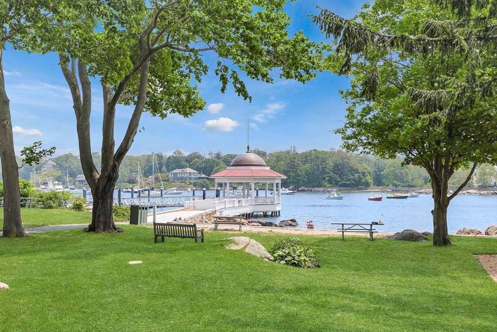 1 School Street, Manchester, Massachusetts, 1 Bedroom Bedrooms, 2 Rooms Rooms,1 BathroomBathrooms,Residential Lease,For Rent,School Street,73489929