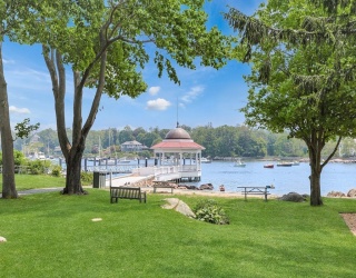 1 School Street, Manchester, Massachusetts, 1 Bedroom Bedrooms, 2 Rooms Rooms,1 BathroomBathrooms,Residential Lease,For Rent,School Street,73489929