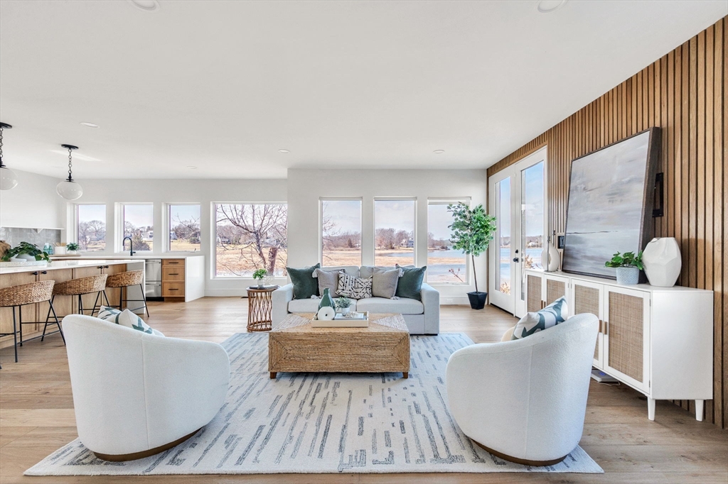 10 Chestnut Pl, Hingham, Massachusetts, 3 Bedrooms Bedrooms, 8 Rooms Rooms,3.5 BathroomsBathrooms,Residential,For Sale,Chestnut Pl,73489930