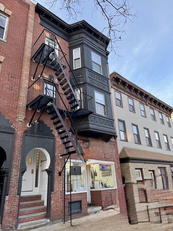 144 Chelsea Street, Boston, Massachusetts, 4 Bedrooms Bedrooms, 9 Rooms Rooms,4.5 BathroomsBathrooms,Residential Income,For Sale,Chelsea Street,73489931