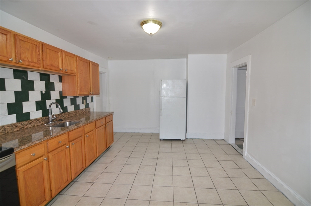 116 Phillips St, Quincy, Massachusetts, 2 Bedrooms Bedrooms, 3 Rooms Rooms,1 BathroomBathrooms,Residential Lease,For Rent,Phillips St,73489990