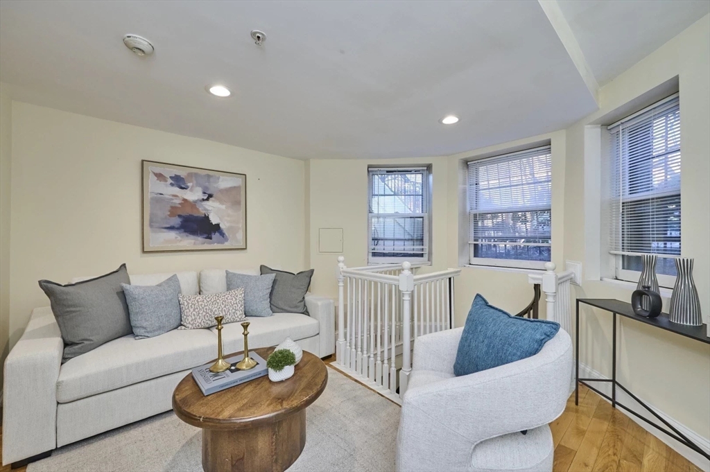 230 Commonwealth, Boston, Massachusetts, 1 Bedroom Bedrooms, 4 Rooms Rooms,1 BathroomBathrooms,Residential Lease,For Rent,Commonwealth,73464203