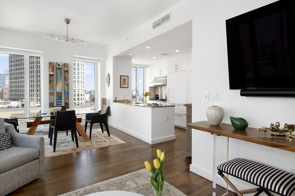 400 Stuart St, Boston, Massachusetts, 2 Bedrooms Bedrooms, 4 Rooms Rooms,2 BathroomsBathrooms,Residential,For Sale,Stuart St,73490005