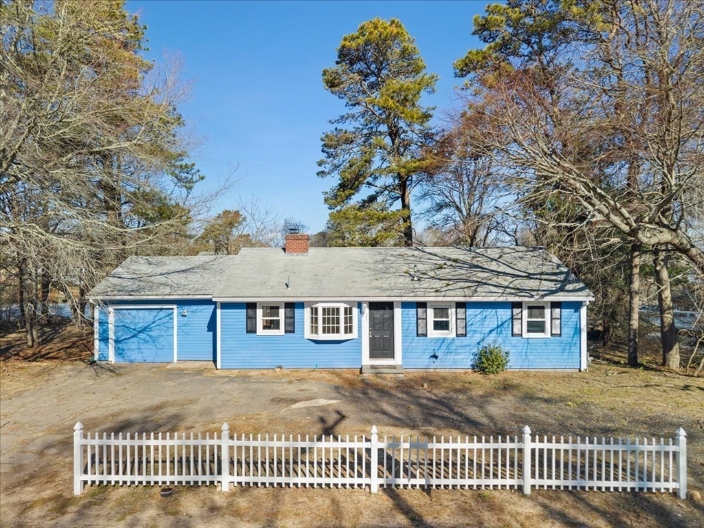 365 Phinneys Ln, Barnstable, Massachusetts, 3 Bedrooms Bedrooms, 5 Rooms Rooms,1.5 BathroomsBathrooms,Residential,For Sale,Phinneys Ln,73487764