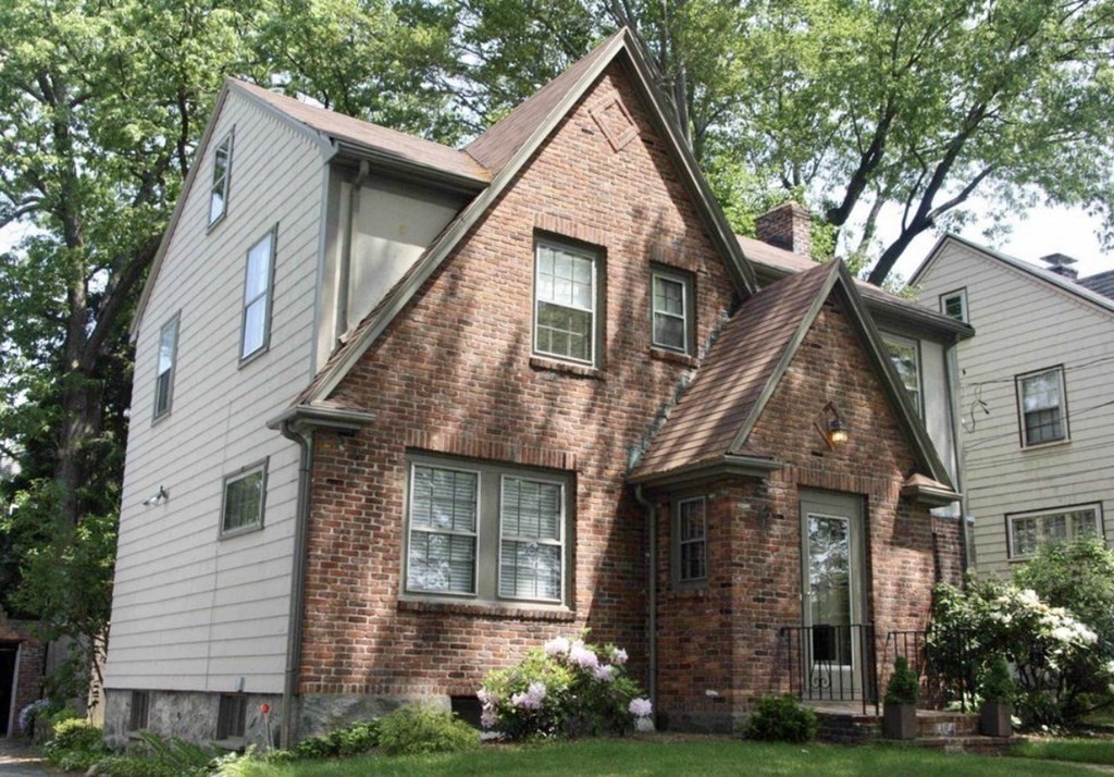 381 Vfw Parkway, Brookline, Massachusetts, 3 Bedrooms Bedrooms, 6 Rooms Rooms,2.5 BathroomsBathrooms,Residential Lease,For Rent,Vfw Parkway,73490041