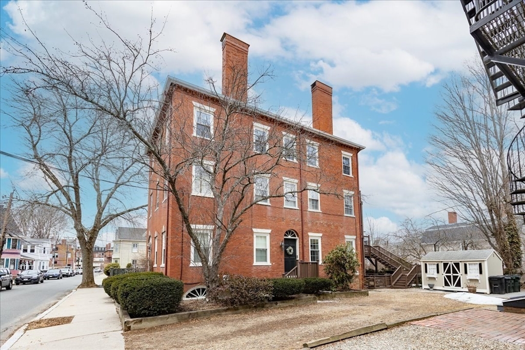 23 Charter St., Newburyport, Massachusetts, 2 Bedrooms Bedrooms, 4 Rooms Rooms,1 BathroomBathrooms,Residential,For Sale,Charter St.,73490106