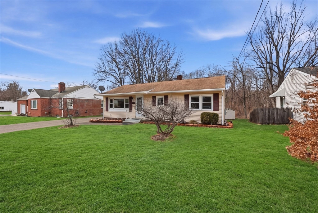 596 Newton St, South Hadley, Massachusetts, 3 Bedrooms Bedrooms, 6 Rooms Rooms,1 BathroomBathrooms,Residential,For Sale,Newton St,73490146