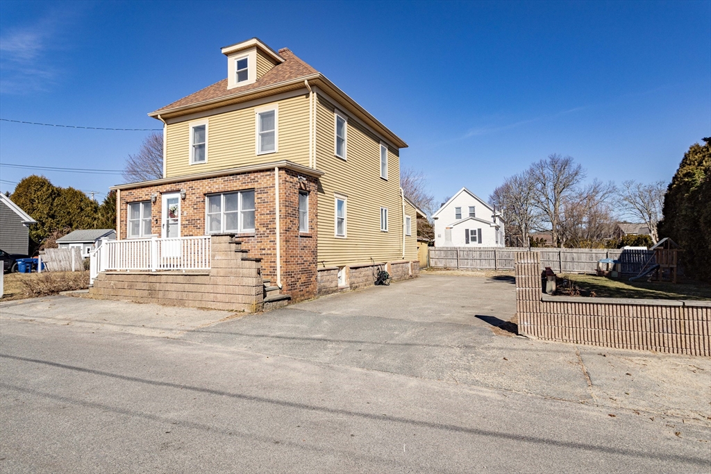4 Page Street, Fairhaven, Massachusetts, 3 Bedrooms Bedrooms, 8 Rooms Rooms,1 BathroomBathrooms,Residential,For Sale,Page Street,73488877