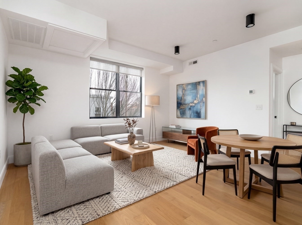 182 Tremont St, Somerville, Massachusetts, 2 Bedrooms Bedrooms, 3 Rooms Rooms,1 BathroomBathrooms,Residential,For Sale,Tremont St,73490250