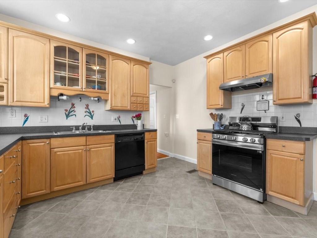 11 Doris St, Boston, Massachusetts, 3 Bedrooms Bedrooms, 6 Rooms Rooms,1 BathroomBathrooms,Residential,For Sale,Doris St,73490289