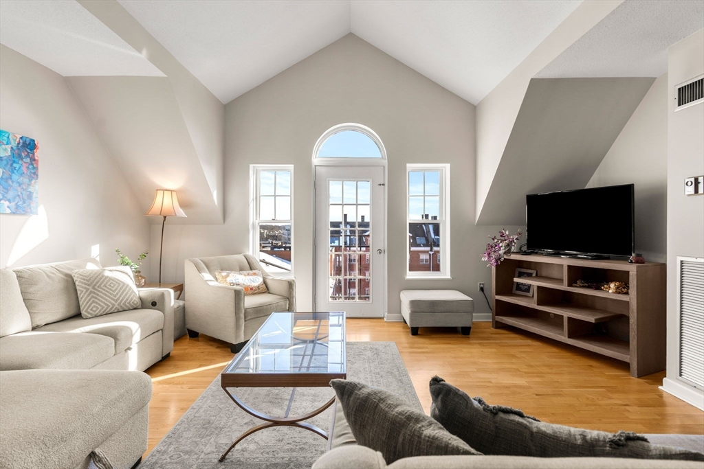 11 Church Street, Salem, Massachusetts, 1 Bedroom Bedrooms, 3 Rooms Rooms,1 BathroomBathrooms,Residential,For Sale,Church Street,73478516
