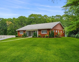 41 Essex St, Wenham, Massachusetts, 4 Bedrooms Bedrooms, 9 Rooms Rooms,2.5 BathroomsBathrooms,Residential,For Sale,Essex St,73435379