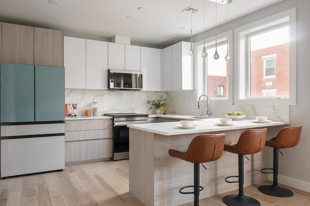 181 Maverick Street, Boston, Massachusetts, 2 Bedrooms Bedrooms, 5 Rooms Rooms,2 BathroomsBathrooms,Residential,For Sale,Maverick Street,73469056