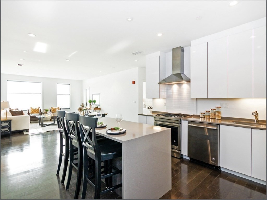 2 West Sixth St., Boston, Massachusetts, 1 Bedroom Bedrooms, 3 Rooms Rooms,1 BathroomBathrooms,Residential Lease,For Rent,West Sixth St.,73490326