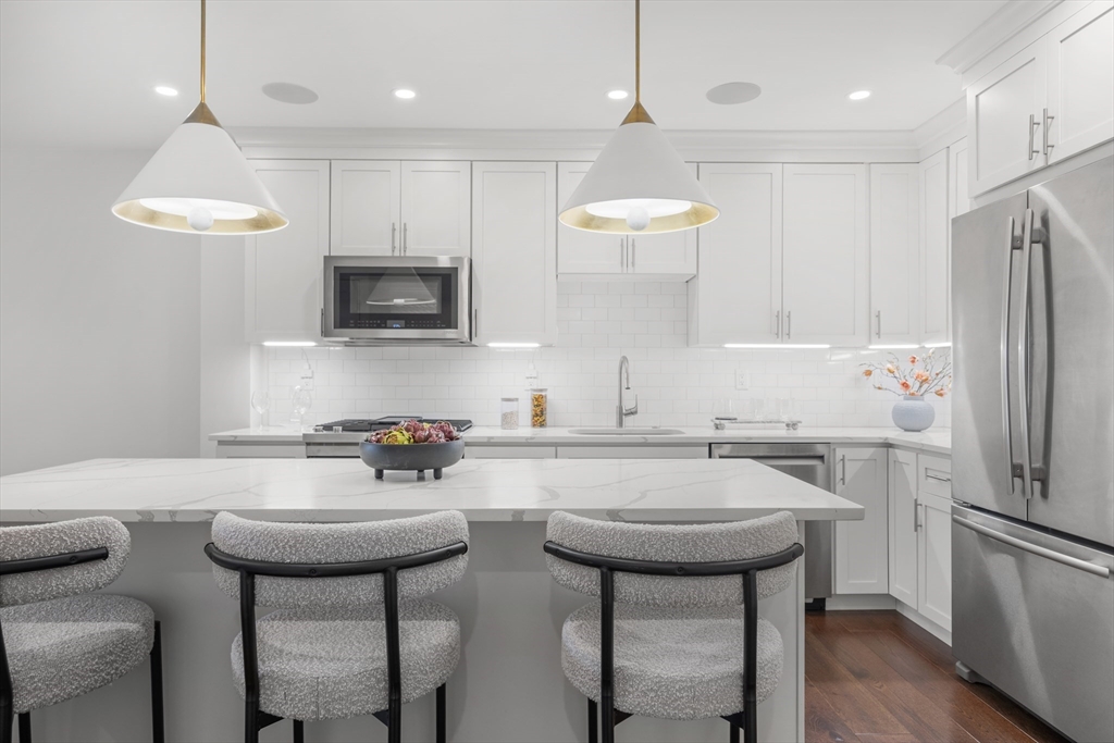 480 W Broadway, Boston, Massachusetts, 2 Bedrooms Bedrooms, 6 Rooms Rooms,2.5 BathroomsBathrooms,Residential,For Sale,W Broadway,73490302