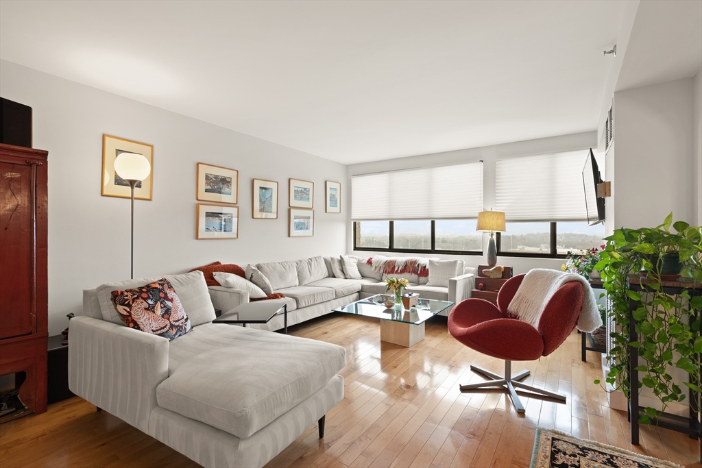 250 Hammond Pond Pkwy, Newton, Massachusetts, 2 Bedrooms Bedrooms, 6 Rooms Rooms,2 BathroomsBathrooms,Residential,For Sale,Hammond Pond Pkwy,73490380