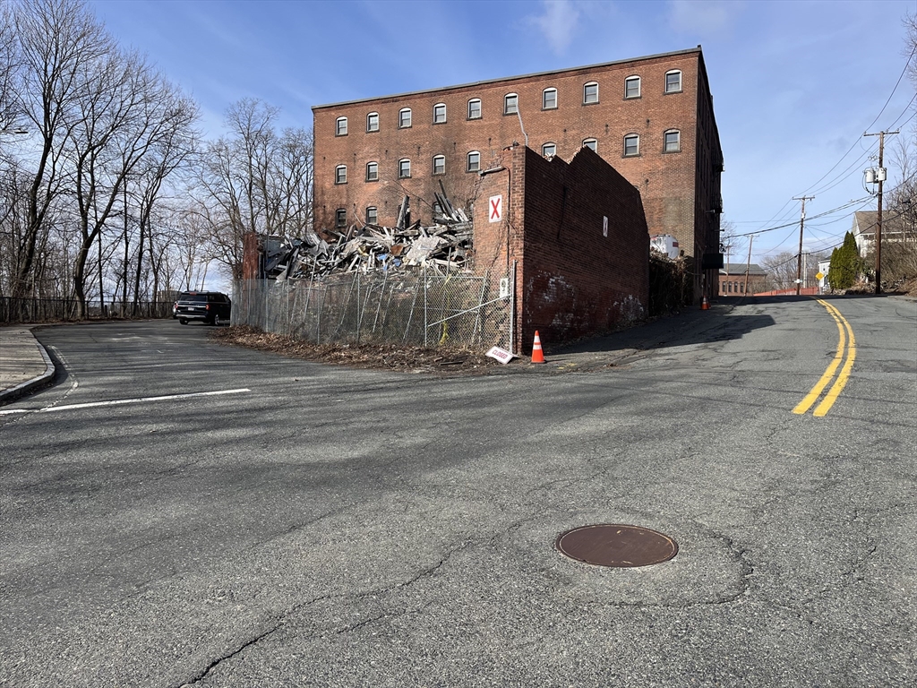 1 W Main St, South Hadley, Massachusetts, ,Commercial Sale,For Sale,W Main St,73490486