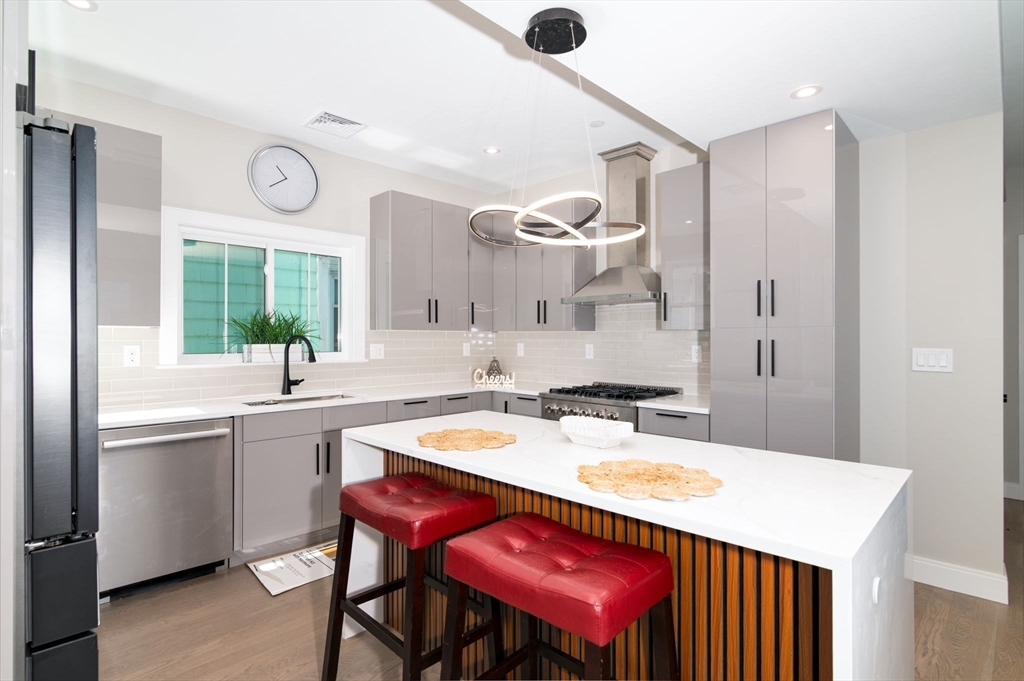 13 Arlington St, Somerville, Massachusetts, 3 Bedrooms Bedrooms, 5 Rooms Rooms,2 BathroomsBathrooms,Residential,For Sale,Arlington St,73490454