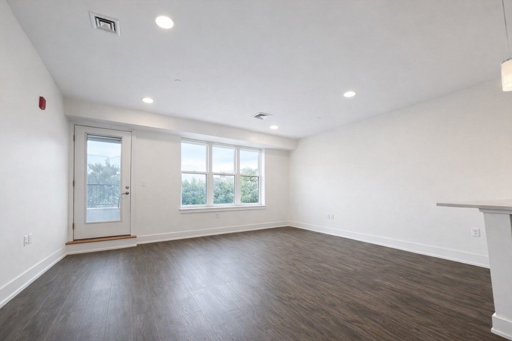 20 Penniman Rd, Boston, Massachusetts, 2 Bedrooms Bedrooms, 5 Rooms Rooms,2 BathroomsBathrooms,Residential Lease,For Rent,Penniman Rd,73490423