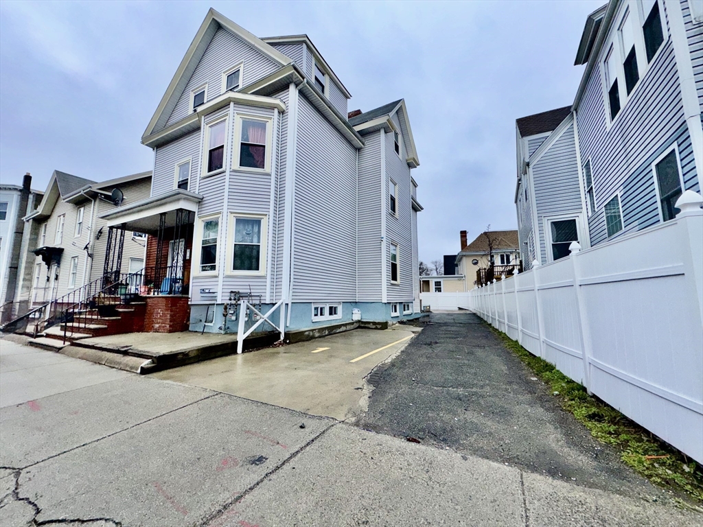 493 Summer St, Lynn, Massachusetts, 9 Bedrooms Bedrooms, 15 Rooms Rooms,3 BathroomsBathrooms,Residential Income,For Sale,Summer St,73490452