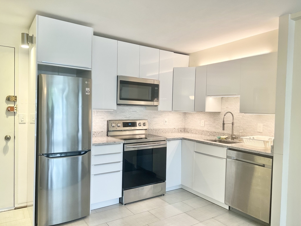 29 Concord Ave, Cambridge, Massachusetts, 1 Bedroom Bedrooms, 3 Rooms Rooms,1 BathroomBathrooms,Residential Lease,For Rent,Concord Ave,73490469