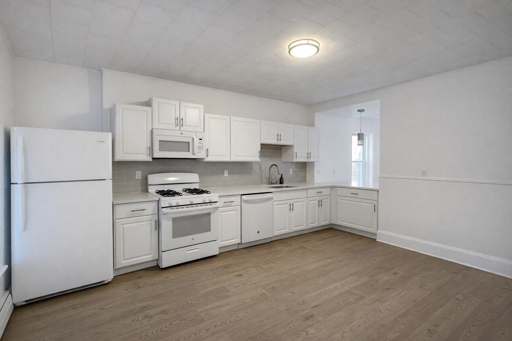 334 Meridian St, Boston, Massachusetts, 3 Bedrooms Bedrooms, 7 Rooms Rooms,2 BathroomsBathrooms,Residential Lease,For Rent,Meridian St,73490540