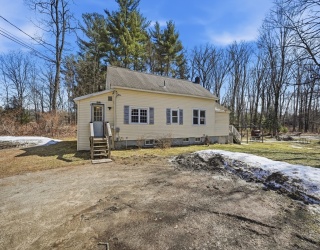 5 Torrey St, Easthampton, Massachusetts, 3 Bedrooms Bedrooms, 7 Rooms Rooms,1 BathroomBathrooms,Residential,For Sale,Torrey St,73490552