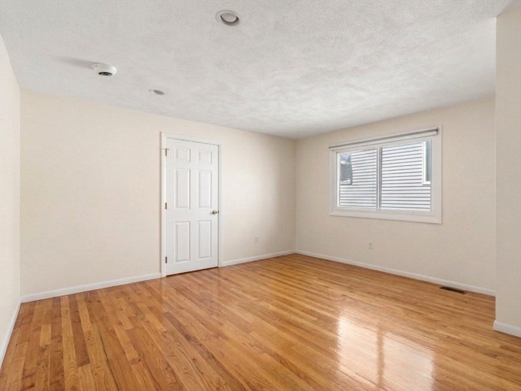 19 Highland Ave, Watertown, Massachusetts, 3 Bedrooms Bedrooms, 8 Rooms Rooms,2.5 BathroomsBathrooms,Residential Lease,For Rent,Highland Ave,73490568