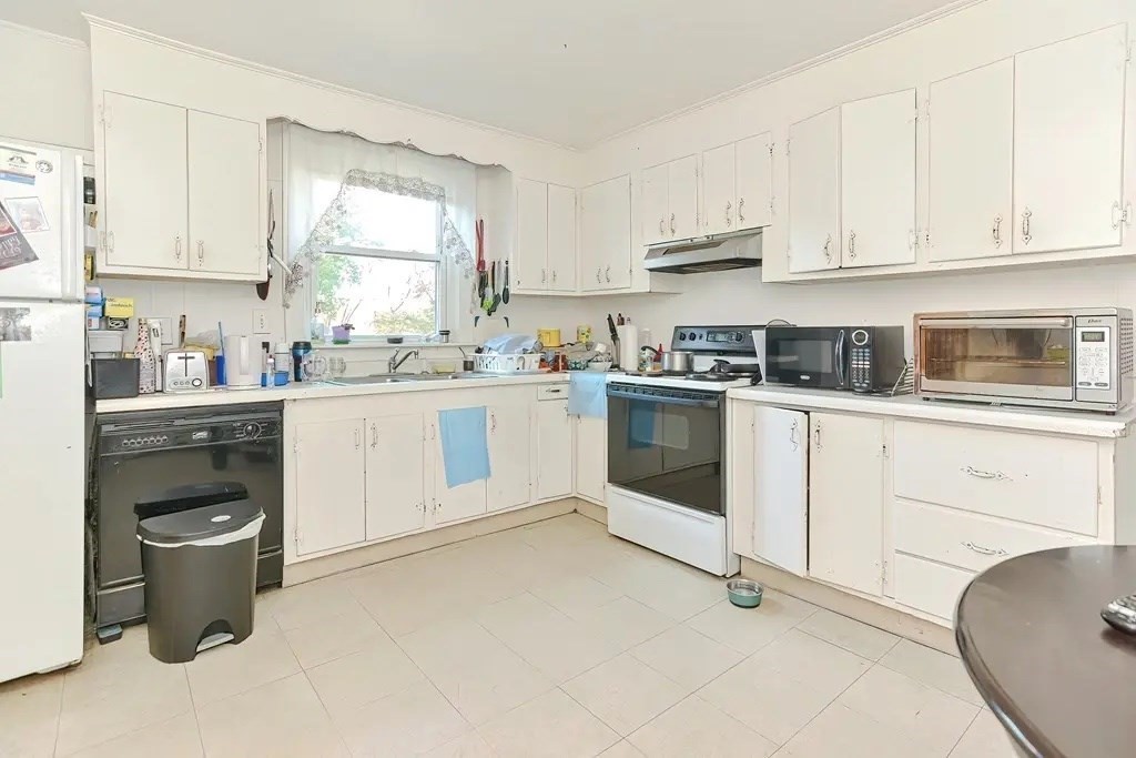 36 Hollace St, Waltham, Massachusetts, 3 Bedrooms Bedrooms, 6 Rooms Rooms,1 BathroomBathrooms,Residential Lease,For Rent,Hollace St,73490573