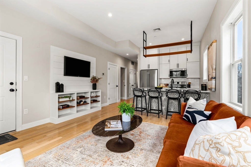 30-32 Wentworth St, Boston, Massachusetts, 2 Bedrooms Bedrooms, 6 Rooms Rooms,2 BathroomsBathrooms,Residential,For Sale,Wentworth St,73490667